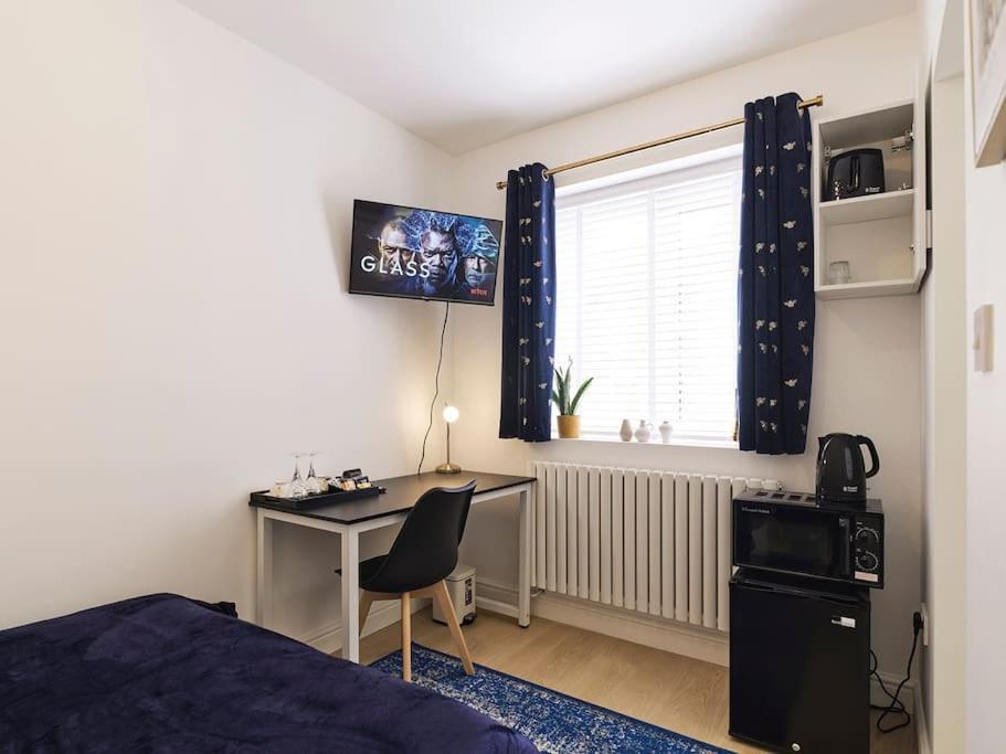 Rofennie Suite -Luxury Ensuite Room! Maidstone Extérieur photo