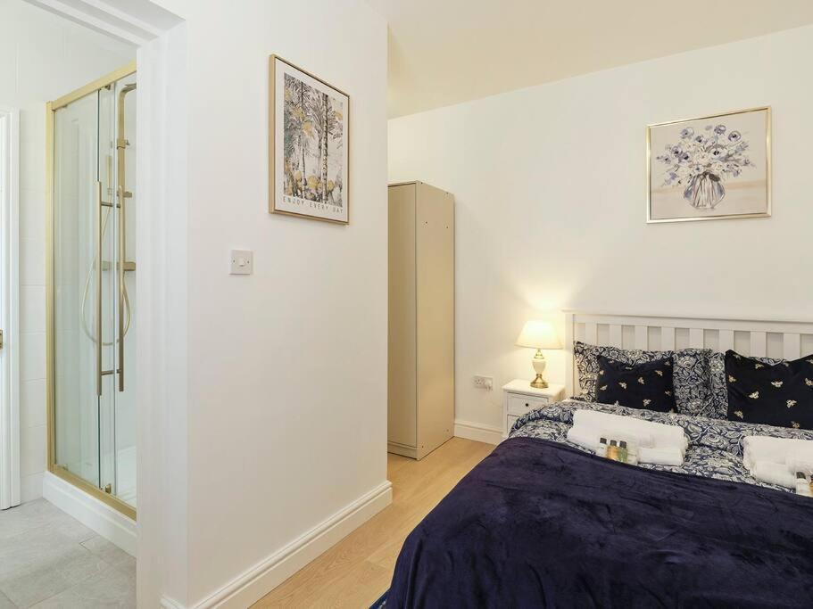 Rofennie Suite -Luxury Ensuite Room! Maidstone Extérieur photo